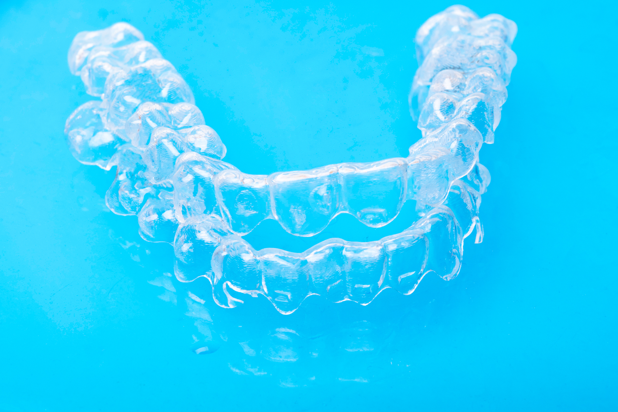 Prijateljica mi je priznala, da nosi nevidni zobni aparat Invisalign
